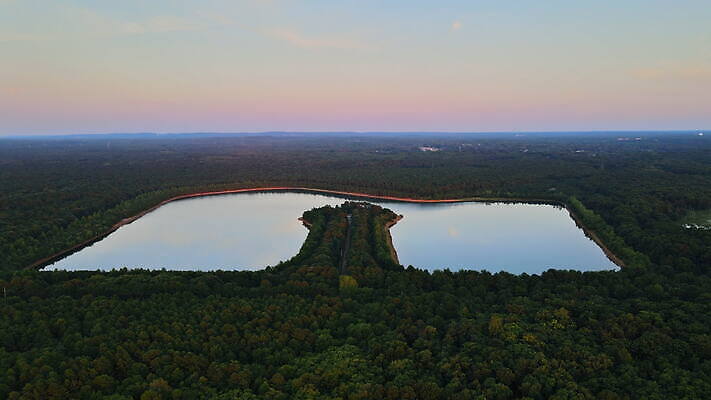 나무 공원 호수 여행 자연 안테나 파노라마 국립공원 풍경 사람없음 야외 목재 초록색 물 여름 파란색 강 환경 미국 침묵 놀람 봄 전원 연못 황무지 숲 드론 랜드마크 전국 조감도 4K MOV 해외동영상 클립영상 자연요소 식물 계절 공공시설 감정 컬러 북아메리카 재료 통신 촬영기법 표정 소리 전기에너지 생태계 동영상 파일형식