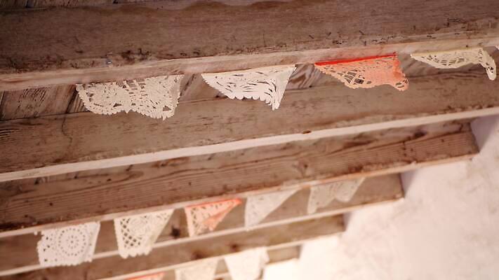 전통 배너 종이 상징 패턴 지붕 바람 멕시코 주택 여러명 사람없음 장식 컬러풀 뷰티 파티 축제 미국 화환 축하 깃발 구멍 조직 원주민 라틴아메리카 심볼 질감 종이접기 캘리포니아 목각 산티아고 수공예품 핸드메이드 스타일 많음 4K MP4 해외동영상 클립영상 자연요소 꽃 컬러 다수 컨셉 북아메리카 무늬 날씨 아메리카 사람 이벤트 건물 아프리카인 공예품 동영상 접기 파일형식