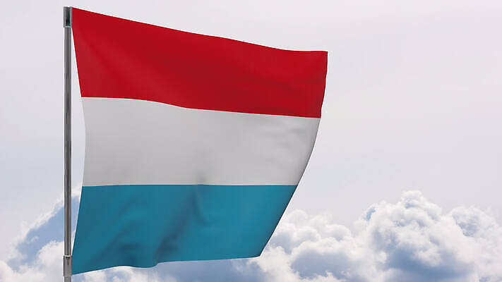 배너 물결 백그라운드 하늘 바람 사람없음 파란색 흰색 깃발 깃대 봉 애국심 룩셈부르크 전국 4K MOV 해외동영상 클립영상 자연요소 컬러 날씨 동영상 서유럽 파일형식