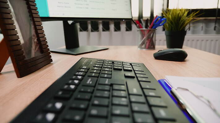 직업 라이프스타일 응시 얼굴 커피 인터넷 비즈니스 사업가 탁자 노동자 아파트 주택 직장 피곤 앉기 사람없음 노트북 학습 컴퓨터 독서 주방 공책 웹 마시기 관찰 타이핑 기록 업무 작업 비즈니스우먼 야간 종업원 집중 검색 히스패닉 온라인 심각 프리랜서 4K MOV 해외동영상 클립영상 자연요소 시선 여자 교육 음료 가구 컨셉 회사 모션 문구용품 건물 생활 신체부위 전자제품 직장인 동영상 파일형식