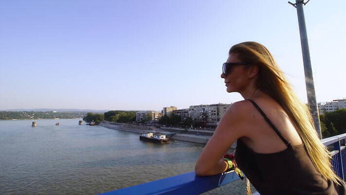 모델 1 라이프스타일 여자 도로 신발 휴식 거리 건강 한명 사람 성인 야외 강 치마 태양 섹시 맑음 시골 도시 화려 우아함 날씬함 타운 단계 다뉴브강 세르비아 혼자 4K MOV 해외동영상 클립영상 자연요소 길 컨셉 교통시설 하의 날씨 생활 몸매 동영상 파일형식