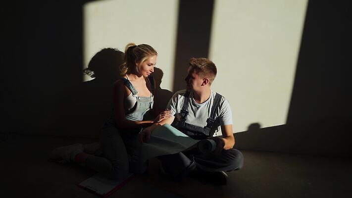 백인 직업 커플 산업 유니폼 가사 건축양식 가족 벽지 노동자 바닥 아파트 주택 사람 앉기 두명 업무 엔지니어 플랫 수리 선택 감독 토론 땅 직원 싸움 부활 고정 공학 건축업자 계약자 분쟁 4K MOV 해외동영상 클립영상 서양인 옷 교육 건축 컨셉 관계 모션 건물 작업 기술자 계약 동영상 파일형식