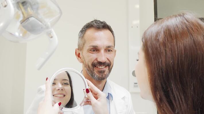 직업 웰빙 통신 건강 치과 병원 미소 두명 치료 약 건강관리 믿음 활발 거울 장비 환자 의사 입 구멍 치아 씻기 결과 질병 서비스 치과의사 약속 보험 돌봄 미백 위생관리 치아교정 헬프 4K MOV 해외동영상 클립영상 감정 컨셉 의학 모션 표정 관리 사람 신체부위 청결 의료진 도움 소화기관 교정 동영상 파일형식