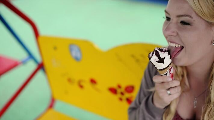 백인 모델 공원 행복 음식 아이스크림 디저트 한명 앉기 금발 뷰티 섹시 귀여움 얼음 입 달콤 핥기 빨다 플러스 먹기 그네 치수 굴곡 MOV 해외동영상 클립영상 자연요소 서양인 1 헤어스타일 기호 공공시설 감정 컨셉 모션 사람 신체부위 맛 동영상 파일형식