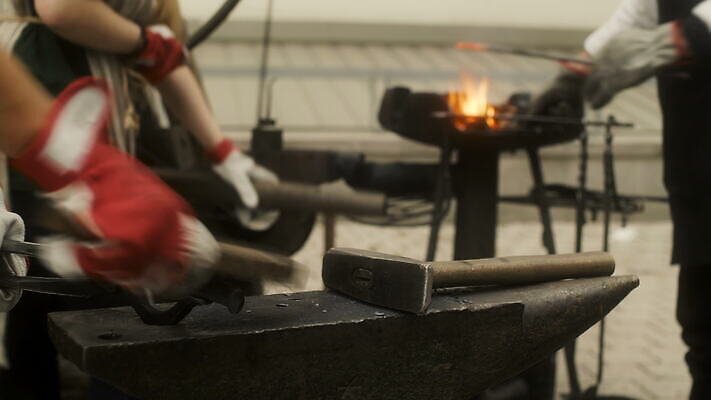 유럽 불 성형수술 망치 철 러시아 청동 파운드 대장장이 리투아니아 소비에트 철강 4K MOV 해외동영상 클립영상 자연요소 나라 돈 공구 수술 동영상 파일형식