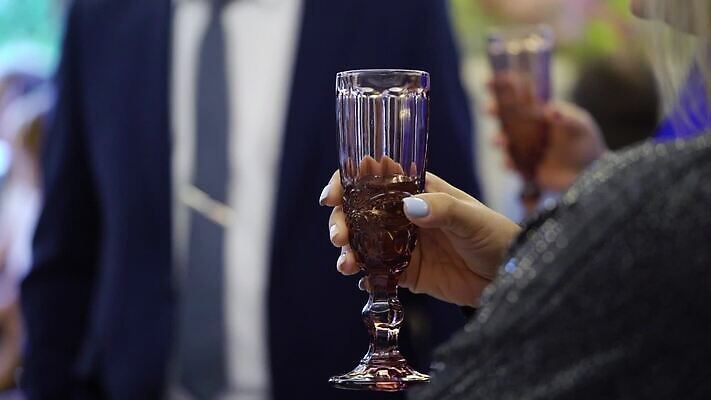 백인 손 여자 기념일 남자 음료 결혼 와인잔 응원 유리 성공 휴가 기념 주류 사람 이벤트 성인 파티 식당 와인 축제 흰색 축하 알코올 잡기 칵테일 바 생일 액체 샴페인 토스트 유리그릇 메를로 양조장 스플래쉬 MOV 해외동영상 클립영상 서양인 그릇 빵 컬러 컨셉 술잔 모션 재질 신체부위 상점 동영상 파일형식