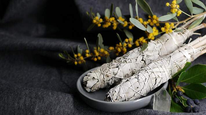 줄 포장 요가 휴식 사람없음 치료 미국 약재 흰색 약초 샌들 신비 인도인 청소 보따리 유기농 향기 냄새 아로마 신성 아로마테라피 연소 세이지 예언자 자연요법 4K MP4 해외동영상 클립영상 외국인 웰빙 컬러 신발 컨셉 북아메리카 의학 동양인 약 풀_식물 테라피 동영상 파일형식