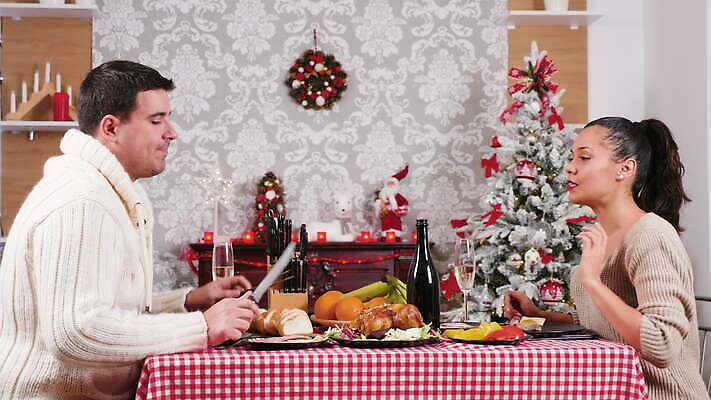 전통 라이프스타일 커플 행복 음료 크리스마스 가족 유리 탁자 남편 휴가 새해 주택 함께함 실내 대화 미소 사람 성인 친구 크리스마스트리 와인 저녁식사 모임 마시기 축하 알코올 아내 샴페인 먹기 건배 잔치 토스트 4K MOV 해외동영상 클립영상 기념일 감정 빵 가구 컨셉 관계 모션 재질 주류 표정 말하기 내부 건물 생활 식사 동영상 파일형식