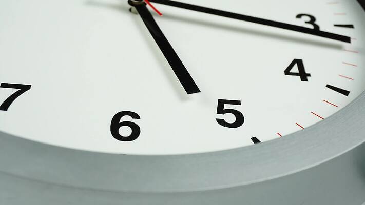 벽 시계 백그라운드 컨셉 비즈니스 모션 아침 추상 직장 사람없음 사무실 달리기 숫자 자명종 달력 종 시간 잠 업무 원형 날짜 손목시계 묘사 오브젝트 속도 공포 아날로그 다이얼 타이머 월 경보 고립 그만 되감기 마감 분 충고 카운트다운 타임랩스 MP4 해외동영상 클립영상 주간 도형 문자 무늬 회사 장신구 촬영기법 알람 작업 동영상 파일형식