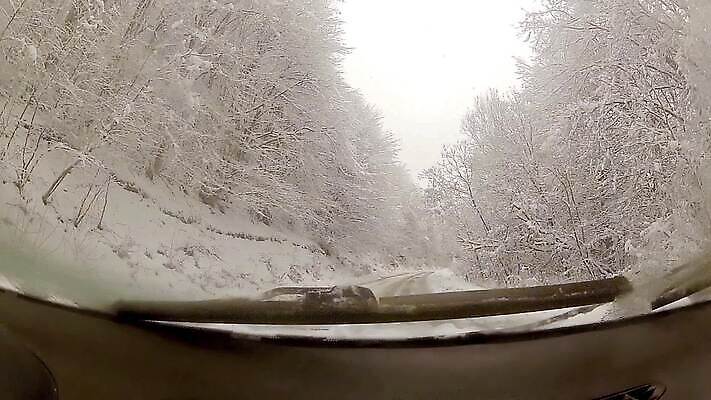 나무 도로 길 겨울 곡선 교통시설 모션 자동차 하늘 사람없음 파란색 빛 햇빛 태양 운전 도전 시골 소나무 바퀴 황무지 운전사 미끄러짐 숲 위험 만취 바퀴자국 회전 각도 좁은 S 굴곡 독립 선로 오지 눈내림 가문비나무 1인칭시점 MOV 해외동영상 클립영상 자연요소 식물 직업 알파벳 시선 계절 선 육상교통 컬러 교통 컨셉 자국 눈_날씨 시설 동영상 술취함 파일형식