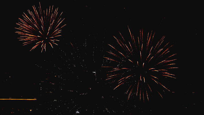 기념일 여행 백그라운드 하늘 불 휴가 불꽃 기념 폭죽 불꽃놀이 이벤트 사람없음 빨간색 물 빛 강 컬러풀 파티 축제 기쁨 축하 도시 야간 저녁 쇼 경례 스카이라인 광 크리스마스이브 4K MOV 해외동영상 클립영상 자연요소 감정 컬러 컨셉 크리스마스 놀이 인사 동영상 파일형식