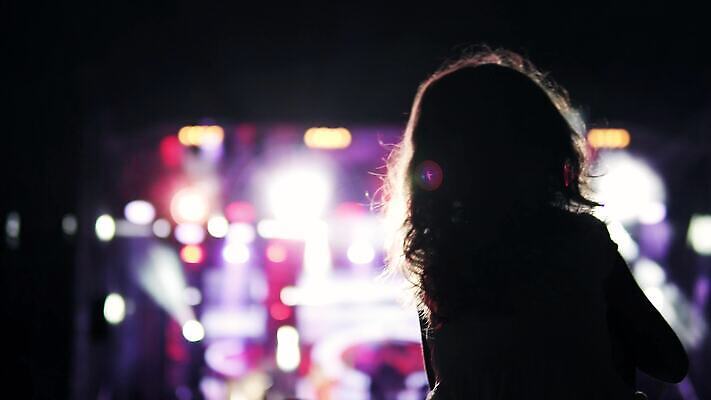 백인 손 실루엣 문화 음악 컬러 백그라운드 사람 이벤트 파란색 빛 파티 축제 소리 콘서트 공연 무대 춤 그룹 군중 야간 어깨 쇼 생존 유흥 4K MP4 해외동영상 클립영상 자연요소 서양인 문화예술 촬영기법 신체부위 동영상 파일형식