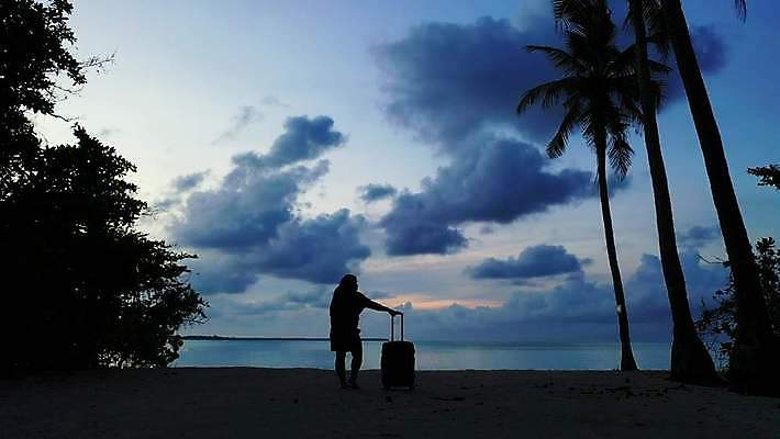 모래 백그라운드 휴가 따뜻함 한명 물 여름 수영 기쁨 껍질 흰색 비어있는 4K MP4 해외동영상 클립영상 자연요소 1 계절 감정 컬러 사람 수상스포츠 동영상 파일형식