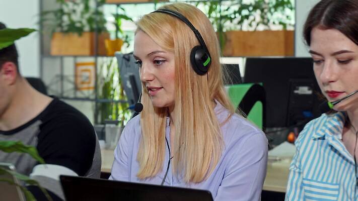 직업 비즈니스 통신 노동자 직장 세명 스마트폰 컴퓨터 사무실 헤드폰 과학기술 업무 도움 그룹 종업원 중개인 전화기 고객 동료 마이크 서비스 컨설턴트 텔레마케팅 안내원 부름 비서 고용 대답 돌봄 운영자 지원 헬프 대리인 4K MOV 해외동영상 클립영상 음향기기 컨셉 회사 관계 모션 기술 사람 전자제품 핸드폰 스마트기기 구직 작업 전문직 서비스업 상담 동영상 채용 파일형식