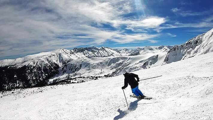 백인 직업 라이프스타일 계절 남자 유럽 스포츠 여행 포즈 겨울 모션 자연 하늘 휴가 스키 산 경사 성인 취미 야외 파란색 태양 냉동 얼음 이탈리아 에너지 추위 자유 덮개 흰색 정상 시원함 가루 속도 그네 회전 알프스 스키선수 느림 무료 무임승차 카피스페이스 MP4 해외동영상 클립영상 자연요소 서양인 나라 컬러 컨셉 겨울스포츠 운동선수 사람 생활 공백 뚜껑 승차 생태계 동영상 파일형식