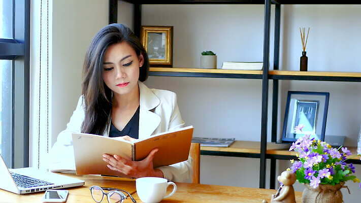 직업 라이프스타일 여자 아시아 종이 커피 인터넷 비즈니스 통신 아침 열쇠 휴식 노동자 한명 미소 사람 동양인 성인 책 30대 노트북 컴퓨터 사무실 상점 공책 자료 카페 도시 업무 직장인 비즈니스우먼 종업원 읽기 책상 경영자 바쁨 카페테리아 책임자 프리랜서 스타일 크로마키 4K MOV 해외동영상 클립영상 주간 1 나라 음료 가구 컨셉 모션 문구용품 표정 인종 생활 장년 전자제품 작업 리더 동영상 파일형식