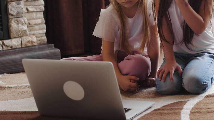 응시 어린이 창문 주택 실내 가면 두명 장난감 고통 슬픔 오염 호흡기관 바이러스 보호 질병 위협 예방 감염 알레르기 고립 우울감 위기 인플루엔자 전염병 사스 코로나바이러스 4K MOV 해외동영상 클립영상 시선 감정 컨셉 의학 사람 내부 건물 장기_의학 동영상 파일형식