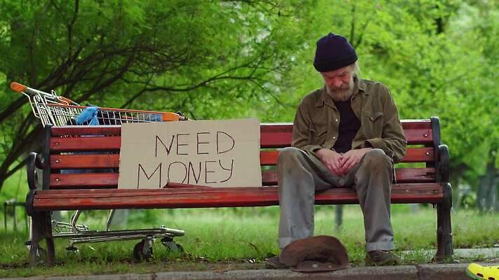 공원 벤치 가방 거리 한명 사람 앉기 야외 동전 추위 코트 도시 잠 던지기 좌절 가난 버리기 문제 거지 구걸 노숙자 우울증 헬프 4K MP4 해외동영상 클립영상 1 잡화 공공시설 감정 컨셉 돈 의자 모션 외투 도움 질병 동영상 파일형식