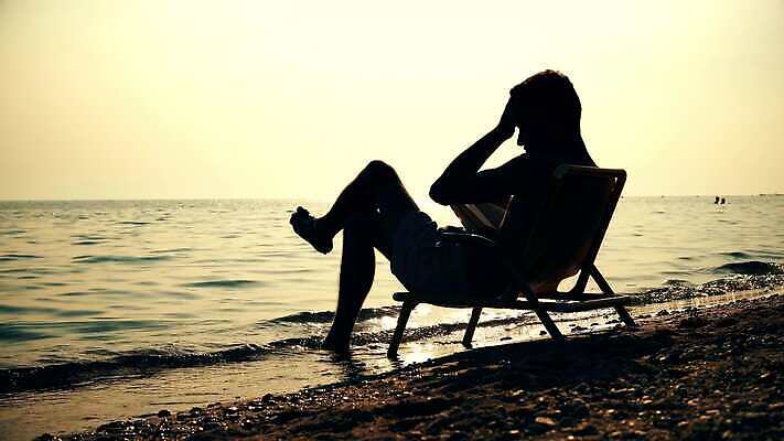 라이프스타일 실루엣 바다 포즈 백그라운드 컨셉 상상 자연 휴가 휴식 사람 앉기 성인 야외 책 독서 햇빛 태양 황혼 일몰 고독 야간 저녁 장면 4K MP4 해외동영상 클립영상 자연요소 감정 모션 촬영기법 생활 노을 생태계 동영상 파일형식