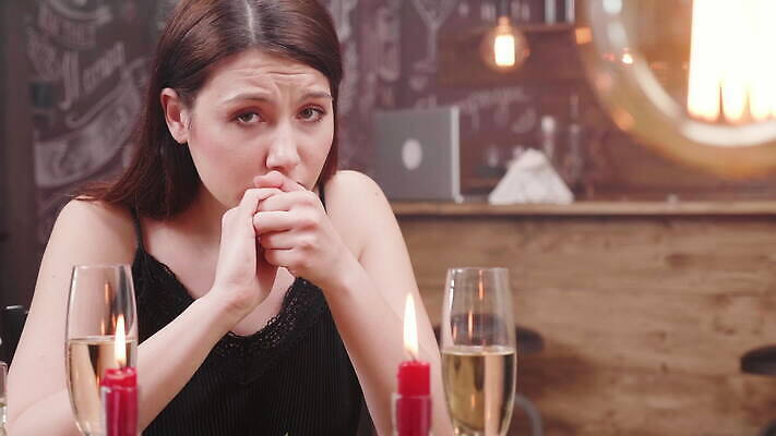 백인 여자 감정 얼굴 사람 고통 슬픔 흰색 표현 좌절 떨어짐 울음 속눈썹 눈물 불행 부정적 비극 우울증 적자 남용 4K MOV 해외동영상 클립영상 서양인 컬러 컨셉 표정 신체부위 질병 눈썹 동영상 파일형식