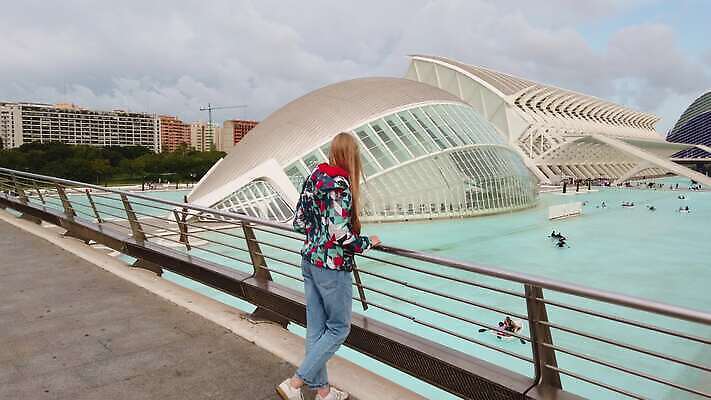 라이프스타일 응시 공원 여자 유럽 여행 건축양식 미래 관리 한명 건물 물 산책 도시 스페인 당구 박물관 랜드마크 발렌시아 4K MOV 해외동영상 클립영상 자연요소 1 건축물 시선 공공시설 건축 나라 컨셉 휴식 사람 생활 구기 동영상 파일형식