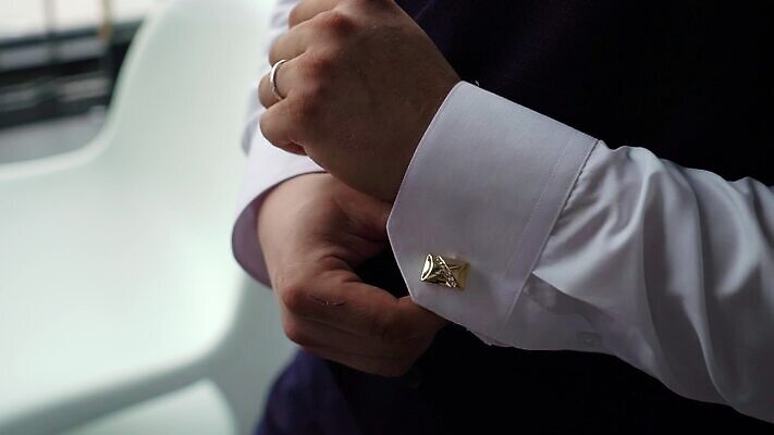 직업 라이프스타일 손 옷 기념일 남자 신랑 결혼 셔츠 비즈니스 성공 결혼식 넥타이 사람 이벤트 유행 낭만 흰색 축하 직물 비즈니스맨 화려 고급 우아함 접속 보석 손목 경영자 약혼 소매 정중 착용 세련 MOV 해외동영상 영광군 클립영상 잡화 컬러 컨셉 상의 생활 신체부위 직장인 광석 전라남도 리더 약속 동영상 파일형식