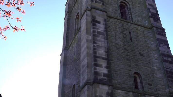 나무 유럽 기독교 종교 건축양식 하늘 영국 잉글랜드 부활절 사람없음 건물 성당 교회 평화 마을 탑 봄 활발 종 바위 나뭇가지 예수 영혼 중세 역사 재산 신성 첨탑 종탑 갸우뚱 랜드마크 숭배 신앙심 옛날 스코틀랜드 4K MOV 해외동영상 클립영상 식물 건축물 계절 기념일 건축 나라 컨셉 종교건축 모션 금융 돌_바위 신_종교 동영상 파일형식