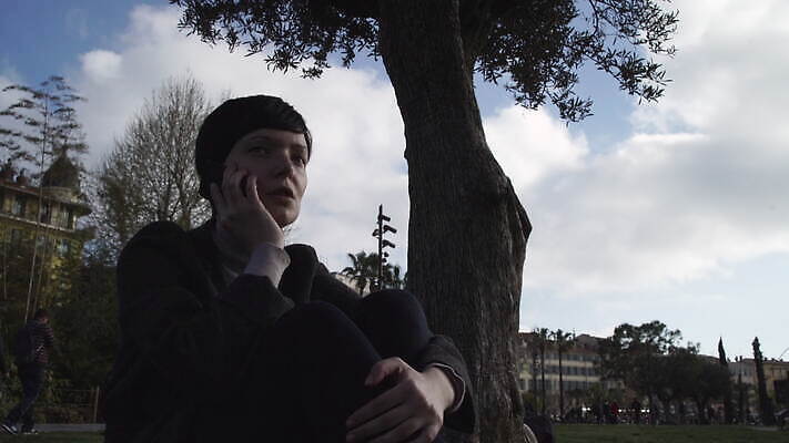 나무 백인 직업 라이프스타일 계절 공원 여자 유럽 겨울 비즈니스 모바일 짧은머리 갈색머리 세포 대화 한명 미소 사람 성인 야외 30대 스마트폰 핸드폰 야자수 유행 외침 코트 가을 도시 비즈니스우먼 우아함 만족 주말 프로방스 4G 4K MOV 해외동영상 클립영상 서양인 식물 1 헤어스타일 공공시설 감정 나라 컨셉 표정 IT 말하기 생활 장년 전자제품 스마트기기 소리 외투 직장인 동영상 파일형식