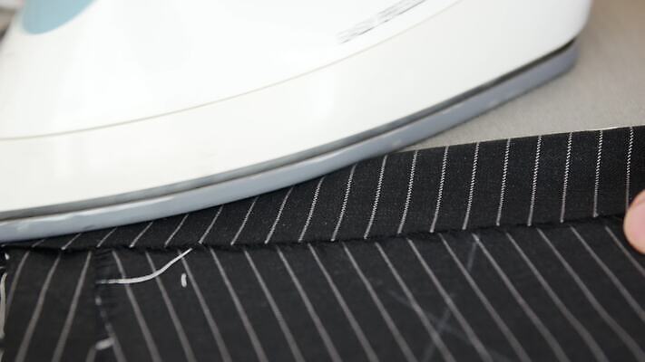 직업 라이프스타일 손 옷 여자 남자 산업 비즈니스 노동자 한명 사람 정장 취미 장식 유행 장비 공구 직물 잡기 업무 작업실 실 닫기 제조 바느질 디자이너 철 고객 묘사 측정 재단 다리미질 조작 4K MP4 해외동영상 클립영상 1 모션 생활 신체부위 도구 작업 동영상 파일형식