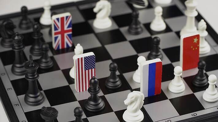 손 이동 컨셉 관계 모션 협력 영국 사람 사람없음 세계 글로벌 숫자 평화 미국 중국 경쟁 게임 깃발 잡기 그룹 체스 계획 강의 심볼 타일 싸움 러시아 위치 체스판 다국적 도미노 응답 전국 정부 정치 정치가 4K MP4 해외동영상 클립영상 직업 문자 유럽 아시아 북아메리카 놀이 신체부위 동영상 파일형식