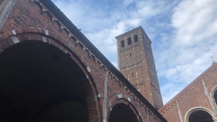 외관 유럽 종교 문화 건축양식 벽돌 사람없음 야외 건물 파란색 성당 교회 탑 이탈리아 종 중세 역사 성자 아치 신성 종탑 천연기념물 랜드마크 로마네스크 로마인 밀라노 바실리카 수녀원 신앙심 옛날 회랑 MP4 해외동영상 클립영상 건축물 건축 나라 컬러 종교건축 인종 복도 동영상 파일형식