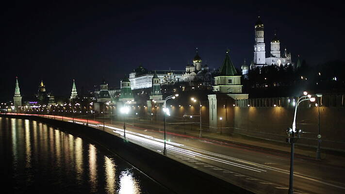 전통 문화 도로 선 벽 여행 건축양식 자동차 조명 거리 파노라마 사람없음 건물 물 강 반사 교회 도시 역사 야간 저녁 속도 정사각형 러시아 네온 돔 장노출 랜드마크 러시아인 모스크바 방법 수도권 크렘린궁전 타임랩스 MOV 해외동영상 클립영상 자연요소 도형 서양인 건축물 건축 유럽 길 육상교통 교통시설 촬영기법 궁전 지역 동영상 크렘린 파일형식