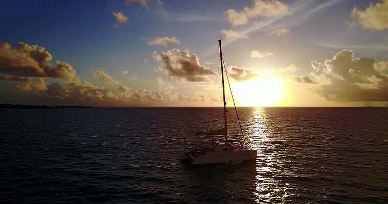 모래 여행 백그라운드 사람없음 기쁨 흰색 고급 크리스탈 다이빙 터키석 4K MOV 해외동영상 클립영상 감정 컬러 컨셉 수영 광석 보석 동영상 수중스포츠 파일형식