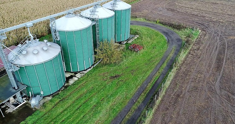 식물 밭 농업 독일 안테나 옥수수 사람없음 건물 초록색 농장 농경지 탑 상점 금속 농사 흙 시골 낟알 컨테이너 탱크 수납 드론 사일로 조감도 철강 세련 4K MOV 해외동영상 클립영상 건축물 유럽 산업 컬러 통신 재질 곡류 동영상 파일형식