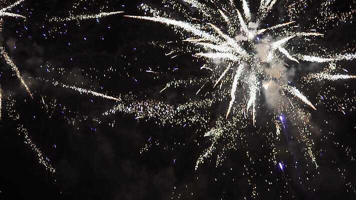 기념일 행복 컬러 백그라운드 크리스마스 하늘 불 추상 휴가 불꽃 새로움 기념 이벤트 사람없음 컬러풀 노란색 파티 축제 어둠 흰색 축하 4 야간 폭발 연도 쇼 7월 독립 4K MP4 해외동영상 클립영상 자연요소 감정 컨셉 무늬 숫자 날짜 동영상 파일형식