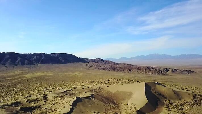 공원 아시아 모래 파도 여행 백그라운드 자연 하늘 바람 산 건조 그림자 사람 동양인 풍경 사람없음 야외 물 여름 파란색 모래사장 태양 노란색 일출 일몰 사막 뜨거움 정상 승차 땅 모래언덕 언덕 낙타 사하라 항공촬영 드론 오아시스 전국 카자흐스탄 MP4 해외동영상 클립영상 자연요소 계절 공공시설 나라 바다 뷰포인트 컬러 포유류 모션 아프리카 날씨 인종 노을 생태계 동영상 파일형식