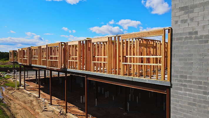 직업 디자인 외관 산업 벽 건축양식 하늘 지붕 주택 프레임 건설업 사람없음 건물 목재 파란색 건설현장 업무 재산 수리 널 건축가 큼 아래 목공예 뼈대 잡동사니 개발 복원 리모델링 수목 진짜 합판 4K MOV 해외동영상 클립영상 나무 건축물 건축 컬러 재료 금융 작업 크기 공예 방향 위치 동영상 파일형식