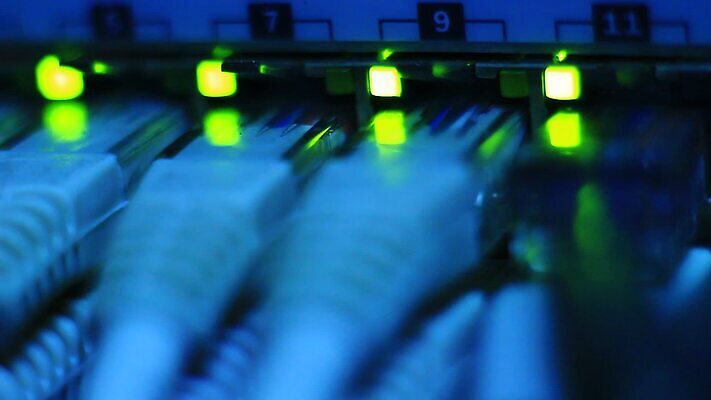 공공시설 산업 과학 백그라운드 인터넷 비즈니스 통신 기술 사람없음 파란색 컴퓨터 디지털 자료 방 장비 운전 정보 그물 네트워크 센터 연결 배열 서비스 보안 시스템 수납 스위치 주인 데이터베이스 방화벽 서버 신발장 줄서기 지원 터미널 하드웨어 네트워킹 MOV 해외동영상 클립영상 컬러 모션 안전 전자제품 시설 동영상 파일형식