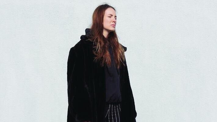 백인 모델 계절 여자 감정 벽 포즈 겨울 청소년 갈색머리 표정 한명 야외 옆모습 뷰티 맑음 고통 분노 흰색 표현 연극 비명 적자 성인여자만 4K MOV 해외동영상 클립영상 서양인 1 헤어스타일 뷰포인트 컬러 날씨 문화예술 사람 동영상 여자만 성인만 파일형식