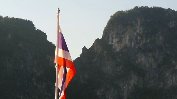 구름 배너 아시아 문화 물결 바다 여행 백그라운드 모션 태국 하늘 바람 산 동양인 사람없음 빨간색 파란색 태양 줄무늬 광선 흰색 깃발 역사 재산 국기 심볼 언덕 오브젝트 깃대 봉 애국심 랜드마크 안다만 전국 푸켓 MOV 해외동영상 클립영상 자연요소 나라 컬러 무늬 날씨 인종 금융 동영상 파일형식