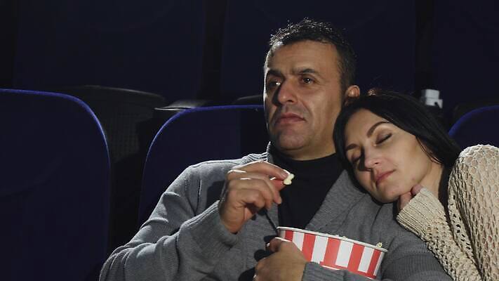 라이프스타일 커플 여자 남자 결혼 관계 포옹 남편 휴식 함께함 피곤 사랑 사람 두명 침묵 낭만 아내 잠 날짜 보호 영화관 먹기 필름 영화 팝콘 주말 돌봄 4K MOV 해외동영상 클립영상 감정 컨셉 안기 모션 문화예술 이벤트 생활 소리 극장 동영상 파일형식