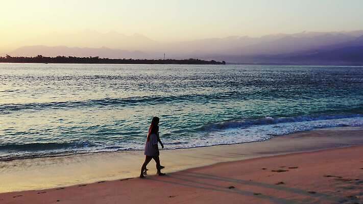 백그라운드 어류 두명 파란색 여행객 기쁨 흰색 이국적 4K MP4 해외동영상 클립영상 감정 컬러 사람 수중동물 동영상 파일형식