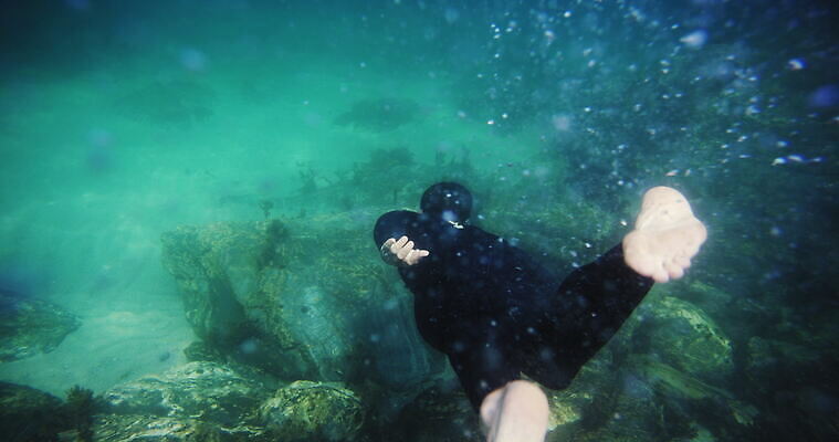 백인 남자 모래 파도 자연 잉글랜드 한명 풍경 성인 야외 물 운동복 수영 잠수복 콘월 4K MOV 해외동영상 클립영상 자연요소 서양인 1 옷 바다 영국 사람 수상스포츠 생태계 동영상 파일형식