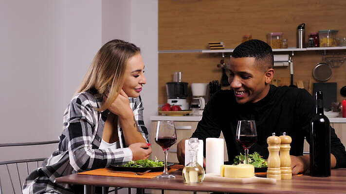 백인 라이프스타일 커플 여자 음료 음식 와인잔 촛불 가족 관계 유리 결혼식 남편 함께함 발렌타인데이 건강 대화 사랑 요리 미소 앉기 내부 주방 와인 검은색 식사 저녁식사 낭만 흰색 아내 날짜 준비 섞기 4K MOV 해외동영상 클립영상 레이스천 서양인 감정 컬러 결혼 컨셉 술잔 초 모션 데이이벤트 재질 주류 표정 말하기 사람 생활 직물 동영상 파일형식