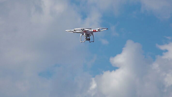 직업 모션 하늘 비행기 안테나 사람없음 야외 파란색 장난감 카메라 디지털 흰색 관찰 헬리콥터 작음 통제 로봇 프로펠러 감시 멀리 동영상 드론 스파이 제어 4K MOV 해외동영상 클립영상 컬러 통신 항공교통 대중교통 전자제품 크기 파일형식