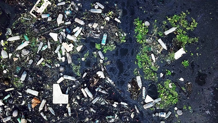 산업 아시아 사람없음 야외 초록색 물 강 마을 동남아시아 어둠 봄 재활용 흐름 환경오염 오염 쓰레기 폐기물 버리기 문제 한조각 흙더미 낭비 고물상 생태학 4K MOV 해외동영상 클립영상 자연요소 1 계절 교육 나라 컬러 컨셉 모션 흙 친환경 동영상 파일형식 더미