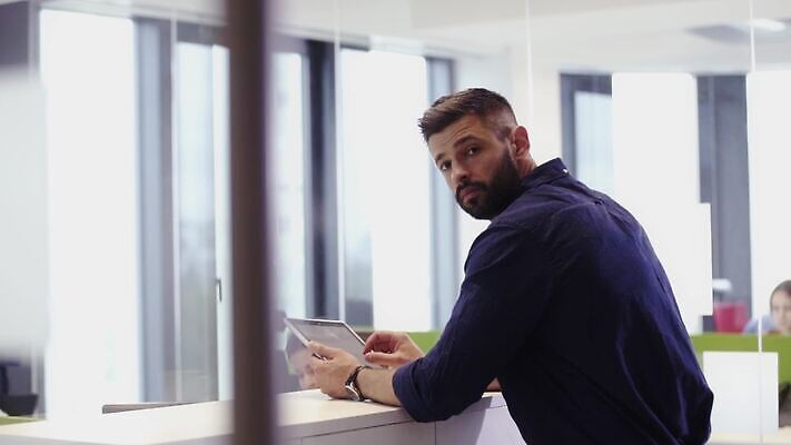 백인 직업 라이프스타일 남자 행복 백그라운드 인터넷 비즈니스 사업가 통신 성공 모바일 노동자 수염 직장 미소 사람 정장 성인 세명 노트북 컴퓨터 사무실 알약 검은색 업무 작업 비즈니스맨 자신감 연결 스마트 싱글 경영자 온라인 경영 MP4 해외동영상 클립영상 서양인 옷 감정 컬러 컨셉 회사 표정 생활 전자제품 약 직장인 리더 동영상 파일형식
