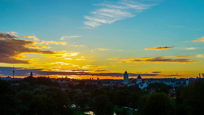 외관 유럽 문화 여행 비즈니스 건축양식 하늘 거리 주택 사람없음 건물 빨간색 햇빛 태양 탑 맑음 일몰 흰색 시간 센터 역사 타운 스카이라인 로마인 리투아니아 바실리카 수도권 옛날 많음 4K 타임랩스 MOV 해외동영상 클립영상 자연요소 건축물 건축 나라 컬러 컨셉 날씨 촬영기법 인종 노을 도시 지역 동영상 파일형식