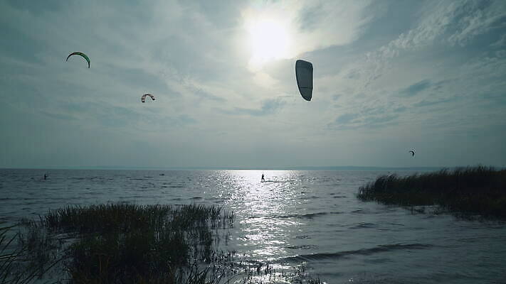 실루엣 호수 바다 휴가 야외 물 친구 강 일몰 서핑 승차 야간 저녁 연 서퍼 석호 리프팅 프리스타일 스타일 많음 4K MOV 해외동영상 클립영상 자연요소 컨셉 관계 모션 운동선수 촬영기법 놀이용품 노을 수상스포츠 동영상 파일형식