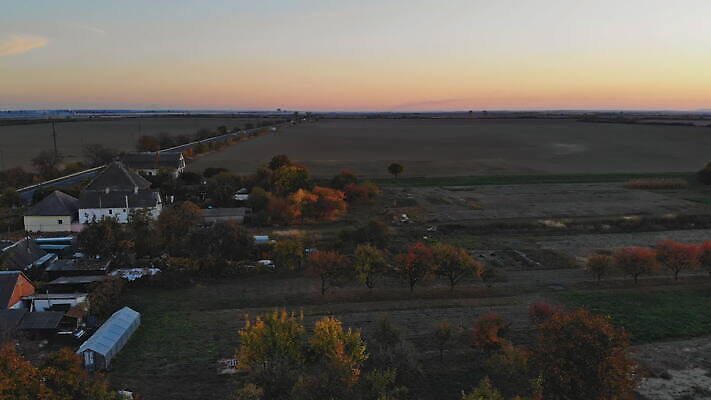 계절 유럽 여행 잎 자연 하늘 아침 불 주택 건조 안테나 파노라마 풍경 초원 사람없음 컬러풀 햇빛 마을 일출 환경 정원 계곡 가을 시골 땅 언덕 원예 타운 내추럴 드론 우크라이나 조감도 세련 4K MOV 해외동영상 클립영상 주간 자연요소 식물 나라 컬러 통신 촬영기법 취미 건물 태양 노을 도시 생태계 동영상 파일형식